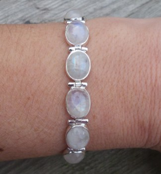 Zilveren armband gezet met ovale cabochon geslepen Maansteen