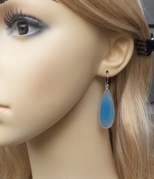Zilveren oorbellen met smalle blauwe Chalcedoon