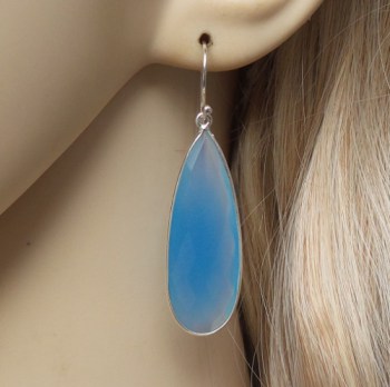 Zilveren oorbellen met smalle blauwe Chalcedoon