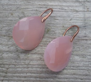 Vergulde oorbellen met grote roze Chalcedoon briolet