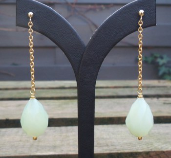 Vergulde lange oorbellen met licht groene Jade briolet