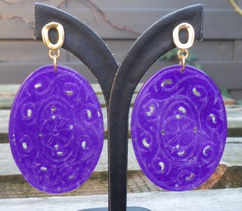 Vergulde oorbellen met grote ovale uitgesneden paarse Jade
