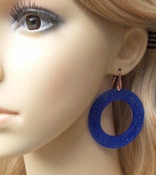 Vergulde oorbellen met grote ronde uitgesneden blauwe Jade