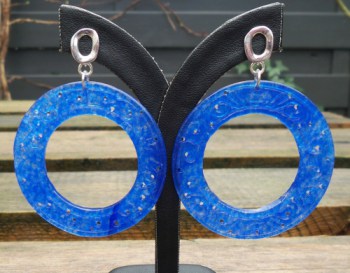 Zilveren oorbellen met grote ronde uitgesneden blauwe Jade