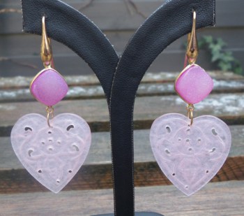 Vergulde oorbellen met uitgesneden roze Jade hart en druzy Agaat