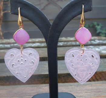 Vergulde oorbellen met uitgesneden roze Jade hart en druzy Agaat