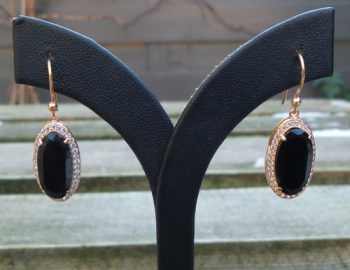 Vergulde oorbellen gezet met ovale facet Onyx en Zirkonia