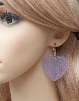 Zilveren oorbellen met uit lavendel Jade gesneden harten