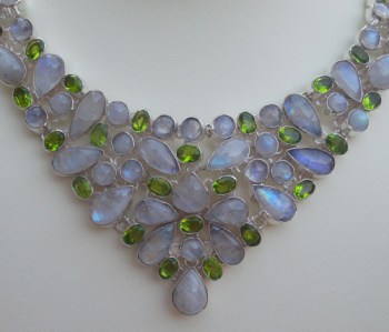 Zilveren ketting met Peridot en cabochon Maanstenen