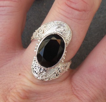 Zilveren ring gezet met ovale facet geslepen Onyx 18 mm