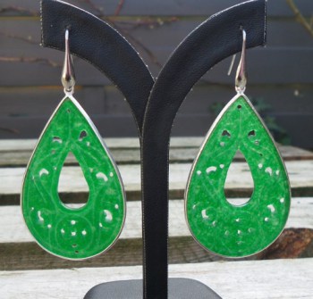 Zilveren oorbellen uitgesneden groene Jade druppel in omlijsting