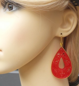 Vergulde oorbellen met grote uitgesneden rode Jade in omlijsting