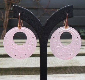 Vergulde oorbellen met ronde uitgesneden roze Jade