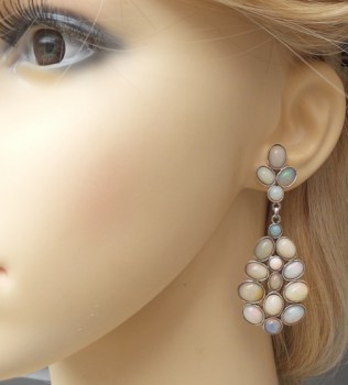 Zilveren lange oorbellen gezet met cabochon Ethiopische Opalen