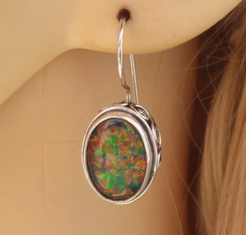 Zilveren oorbellen met Opaal gezet in bewerkte setting