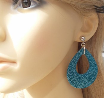 Zilveren oorbellen met druppel van blauw Roggenleer
