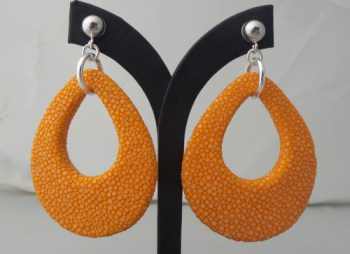 Zilveren oorbellen met druppel van oranje Roggenleer