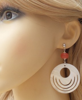 Zilveren oorbellen met ronde Parelmoer en Cherry Quartz