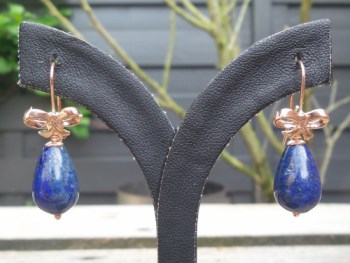 Rosé vergulde oorbellen gezet met Lapis Lazuli briolet
