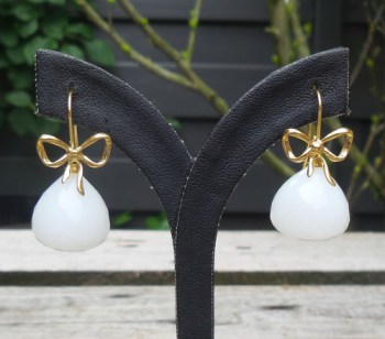 Vergulde oorbellen met grote witte Onyx Onion briolet