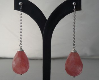 Zilveren oorbellen met grote Cherry quartz briolet