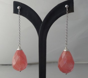 Zilveren oorbellen met grote Cherry quartz briolet