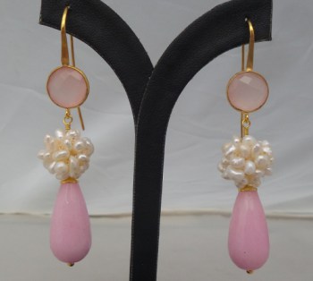 Vergulde oorbellen met roze Jade, parels en Chalcedoon