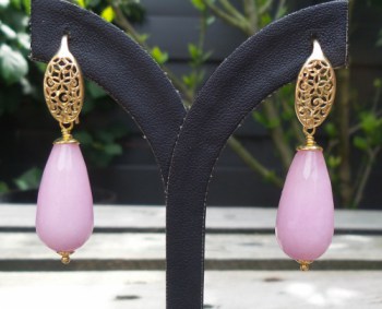 Vergulde oorbellen met licht roze Jade briolet