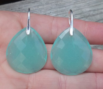 Zilveren oorbellen met aqua Chalcedoon briolet