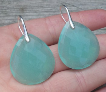 Zilveren oorbellen met aqua Chalcedoon briolet