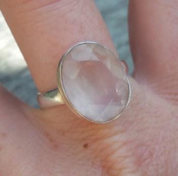 Zilveren ring gezet met ovale facet Rozenkwarts 19 mm