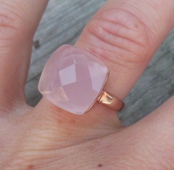 Rosé vergulde ring gezet met roze Chalcedoon