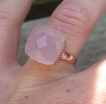 Rosé vergulde ring gezet met roze Chalcedoon