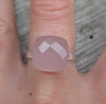 Zilveren ring gezet met roze Chalcedoon