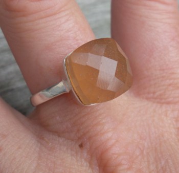 Zilveren ring gezet met perzik Chalcedoon