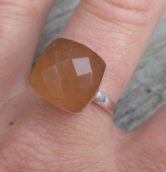 Zilveren ring gezet met perzik Chalcedoon