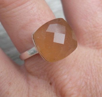 Zilveren ring gezet met perzik Chalcedoon