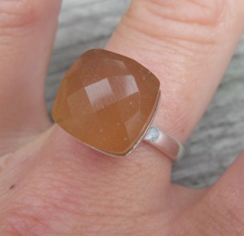 Zilveren ring gezet met perzik Chalcedoon