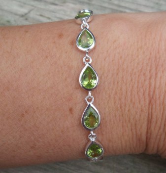 Zilveren armband gezet met druppelvormige facet Peridot