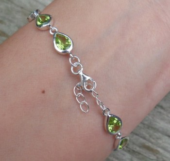 Zilveren armband gezet met druppelvormige facet Peridot