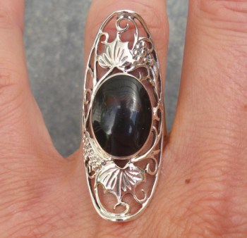 Zilveren ring met Onyx en open bewerkte kop 16.5 mm