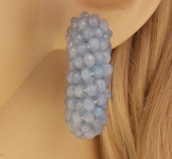Vergulde creolen van licht blauwe Jade