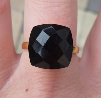 Vergulde ring gezet met vierkante zwarte Onyx