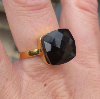 Vergulde ring gezet met vierkante zwarte Onyx