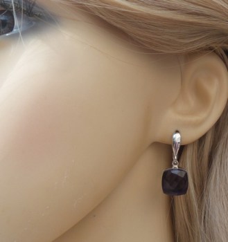 Zilveren oorbellen gezet met vierkante facet Amethist