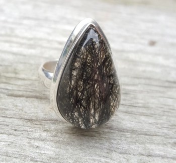 Zilveren ring gezet met druppelvormige Toermalijnkwarts 18 mm