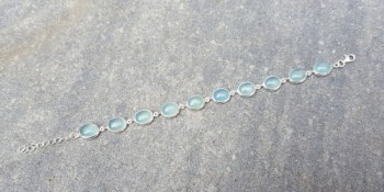 Zilveren armband met ovale cabochon aqua Chalcedoon schakels