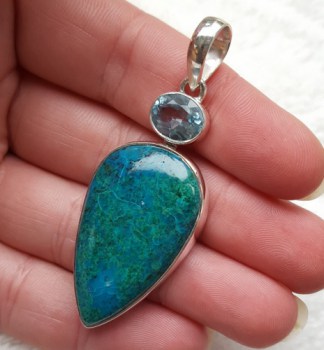 Zilveren hanger met druppelvorm Chrysocolla en blauw Topaas