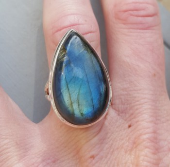 Zilveren ring gezet met druppelvormige Labradoriet 17.3 mm