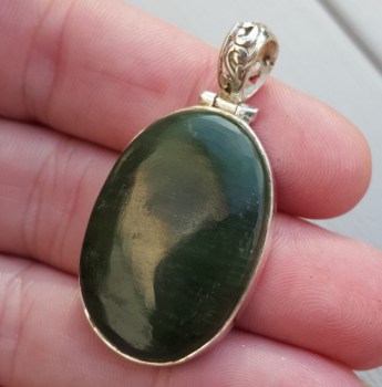 Zilveren hanger gezet met ovale Jade